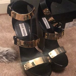 Steve Madden Black & Gold Wedge